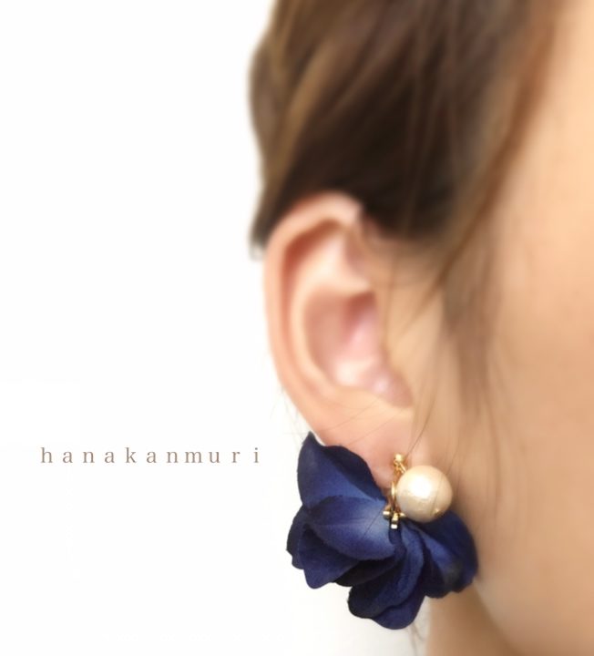 浴衣や着物にもおすすめの 花びらのピアス イヤリング Br ディープブルー Hanakanmuriのハンドメイド販売