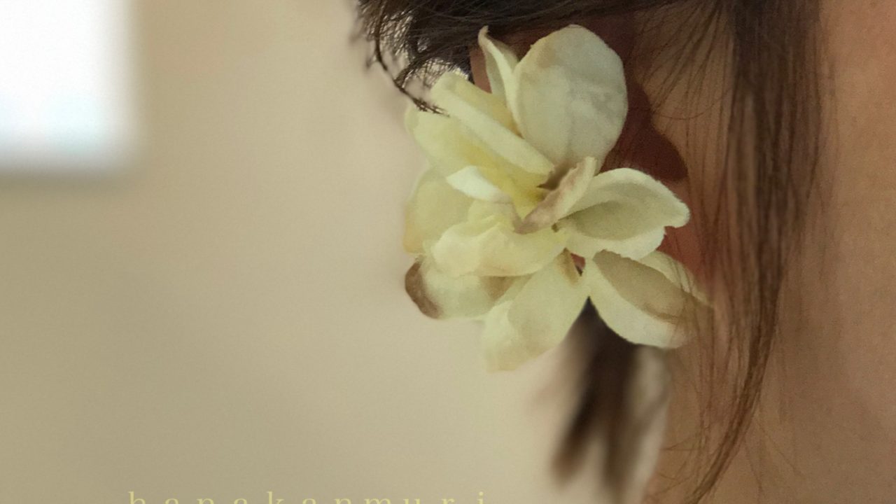 『花びらをあつめて』ピアスのアンティークホワイトカラーの装着写真