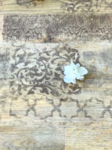 『コットンパールと花びら』ピアスのオフホワイトカラーの単独写真
