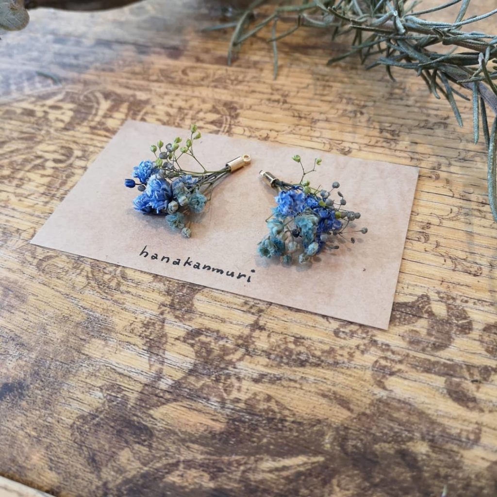 アンティークなかすみ草ブーケ ドライフラワーのブルーグラデーションピアス イヤリング Hanakanmuriのハンドメイド販売