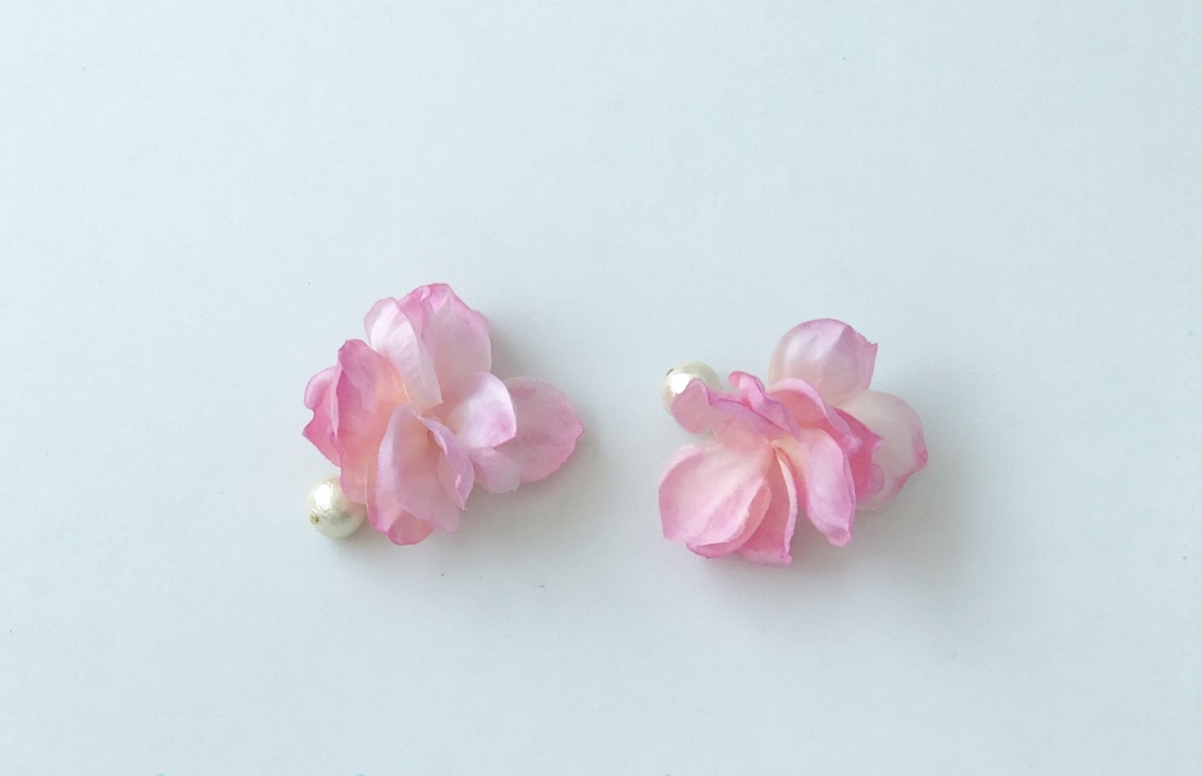 コットンパールと花びらピアスの「strawberry-milk」の写真